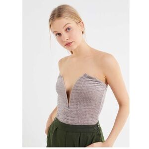 Urban outfitters taupe textured v neck strapless bodysuit SZ MED NWT
